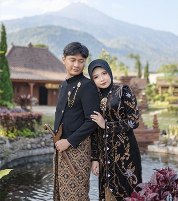Arull dan Hilda dengan latar pegunungan