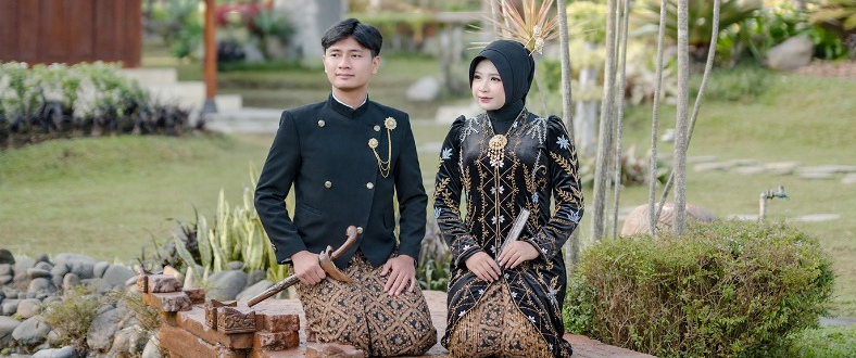 Arull dan Hilda duduk bersama di taman