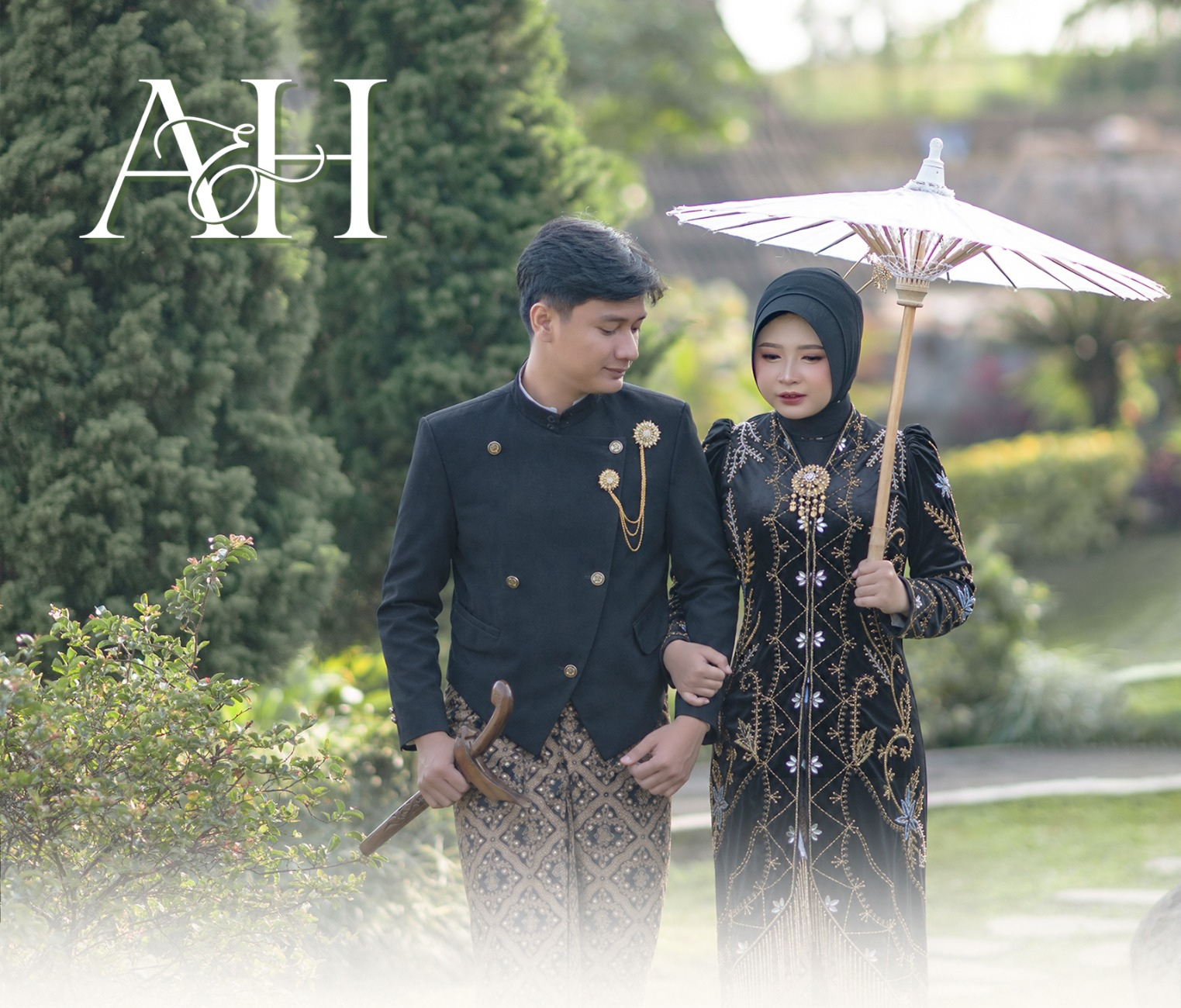 Arull dan Hilda berjalan bersama dengan payung